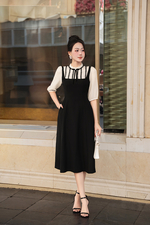 Đầm đen phối kem cổ trụ viền bèo