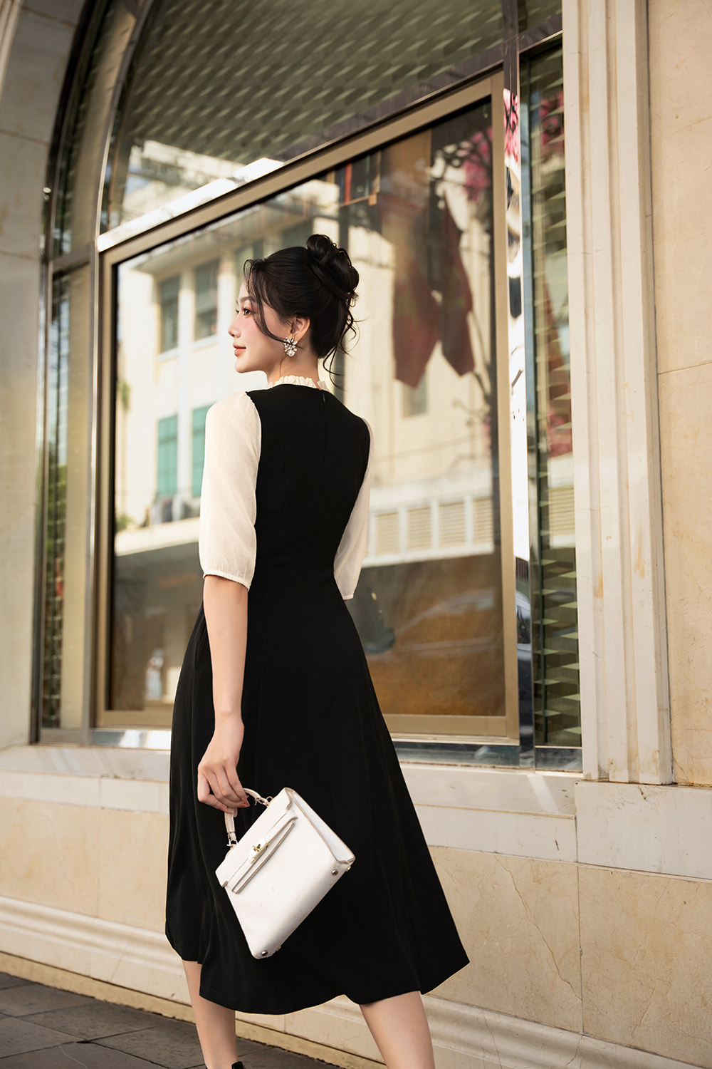 Đầm đen phối kem cổ trụ viền bèo