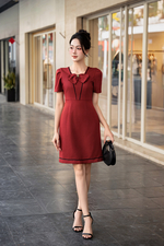 Đầm đỏ chữ A viền đăng ten phối nơ