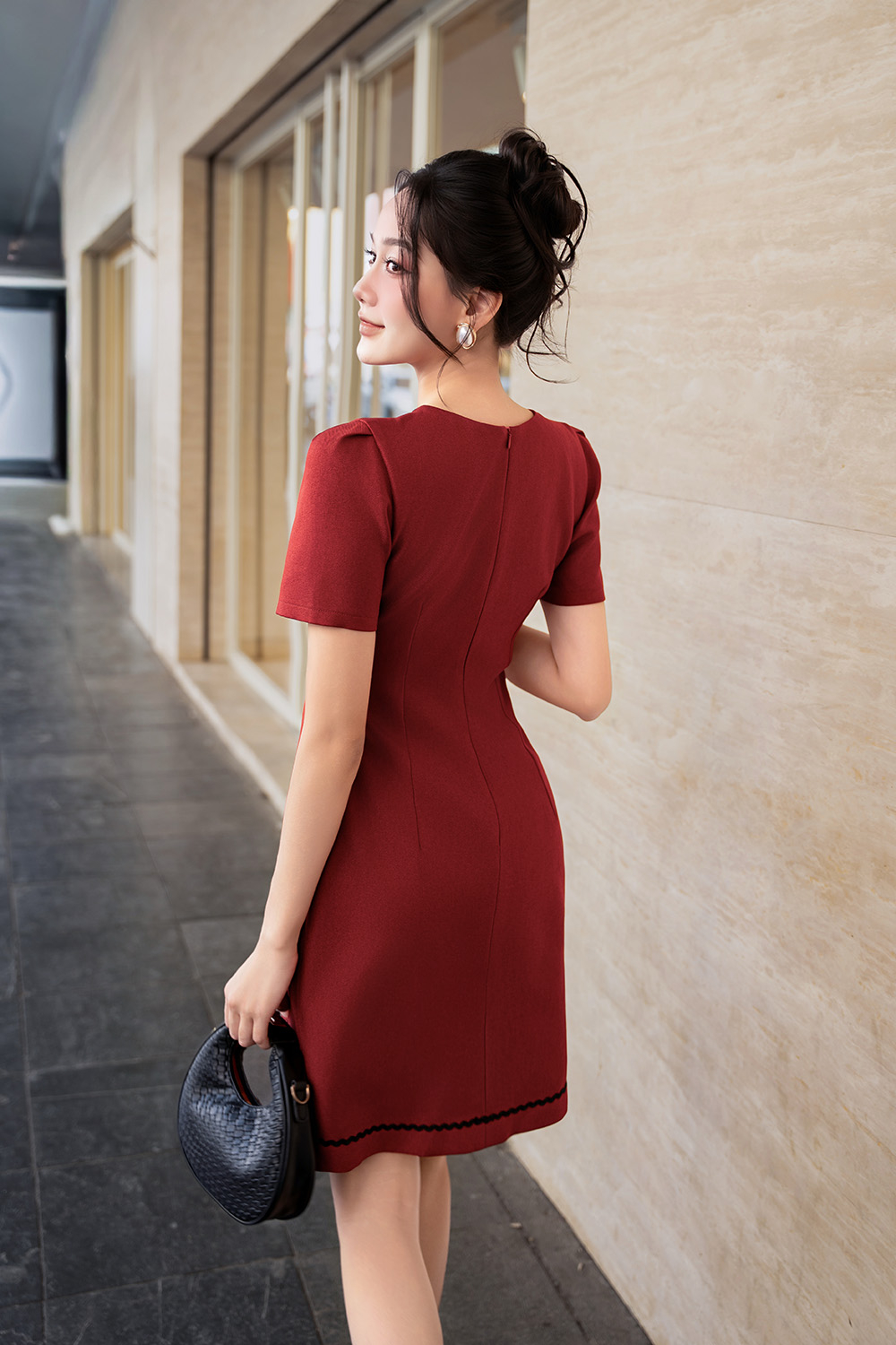 Đầm đỏ chữ A viền đăng ten phối nơ