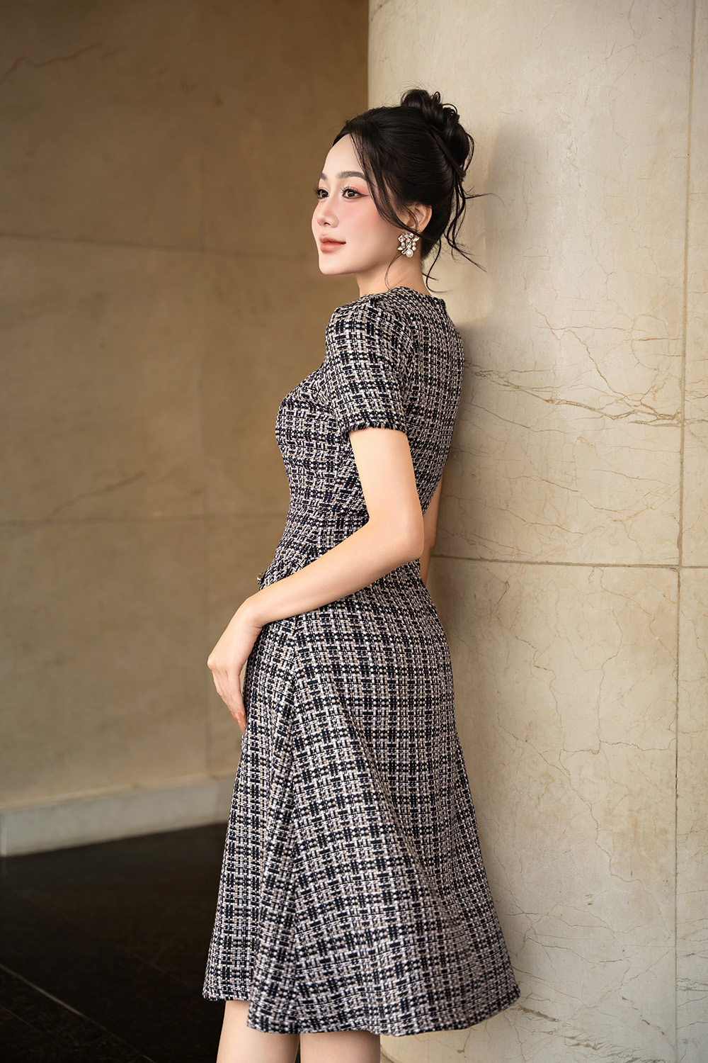 Đầm tweed chữ A cổ V tay ngắn