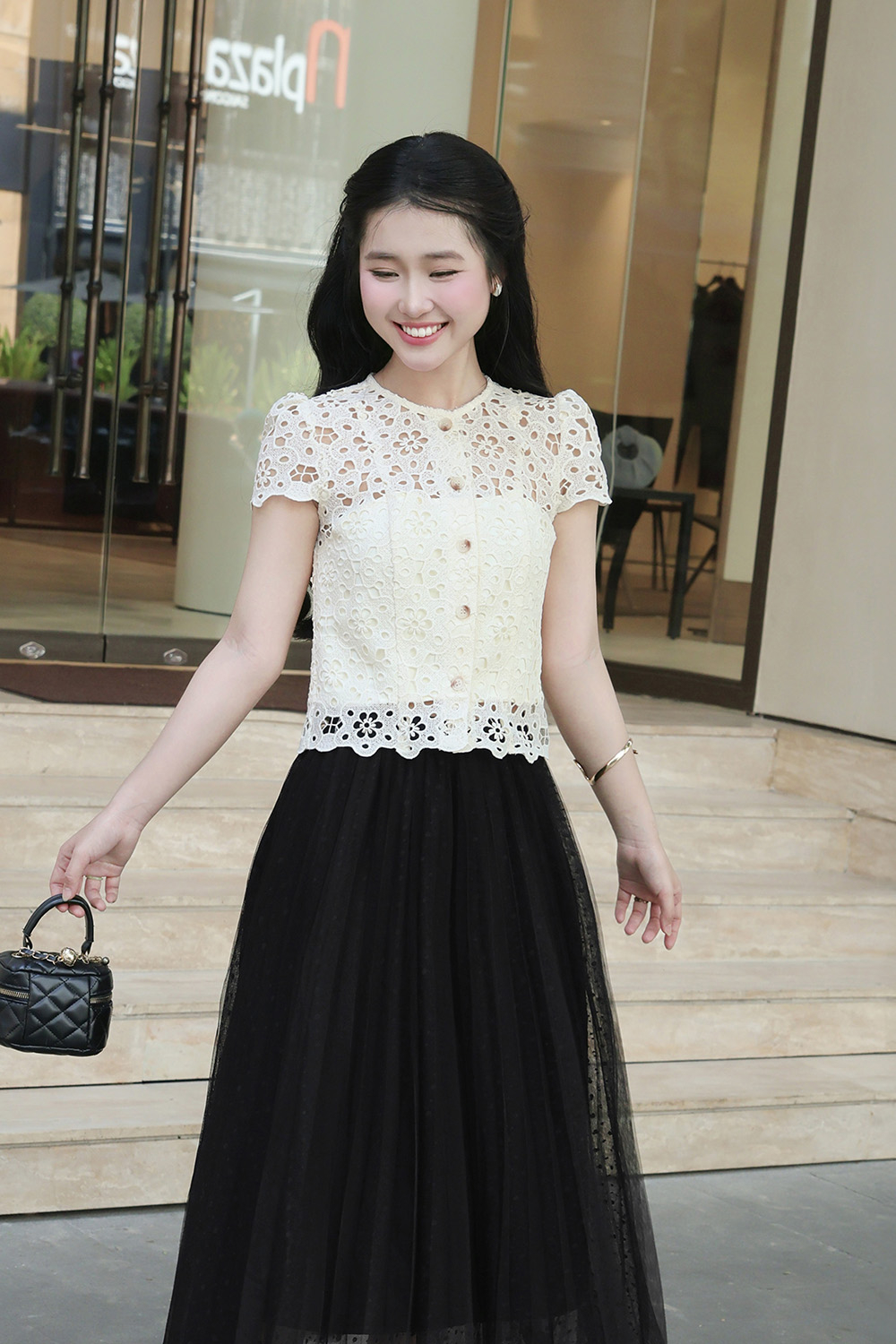 Áo kiểu ren nữ cổ tròn tay ngắn