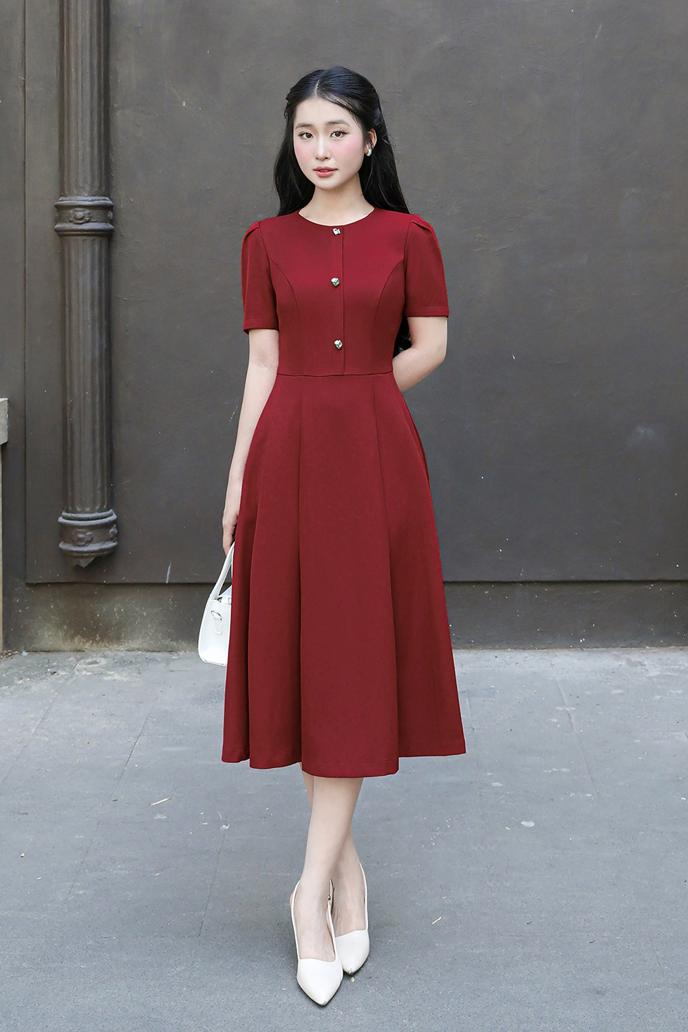 Đầm đỏ dáng xòe phối nút