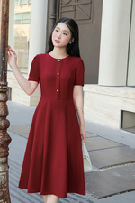 Đầm đỏ dáng xòe phối nút