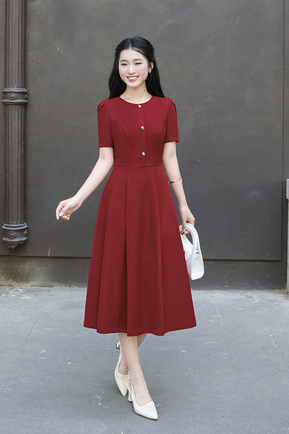 Đầm đỏ dáng xòe phối nút