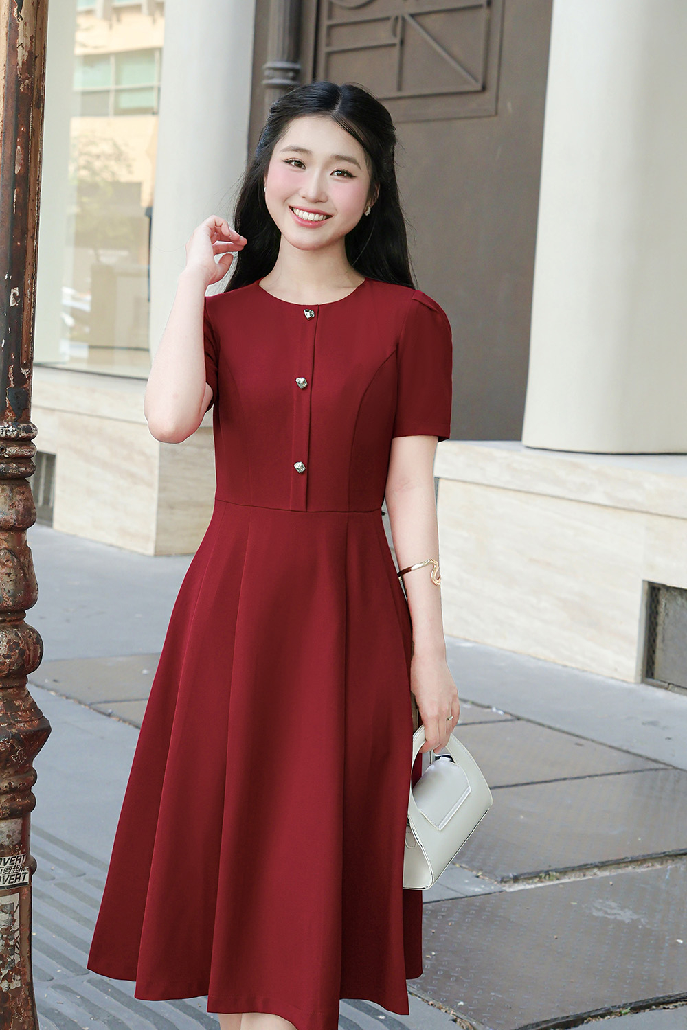 Đầm đỏ dáng xòe phối nút