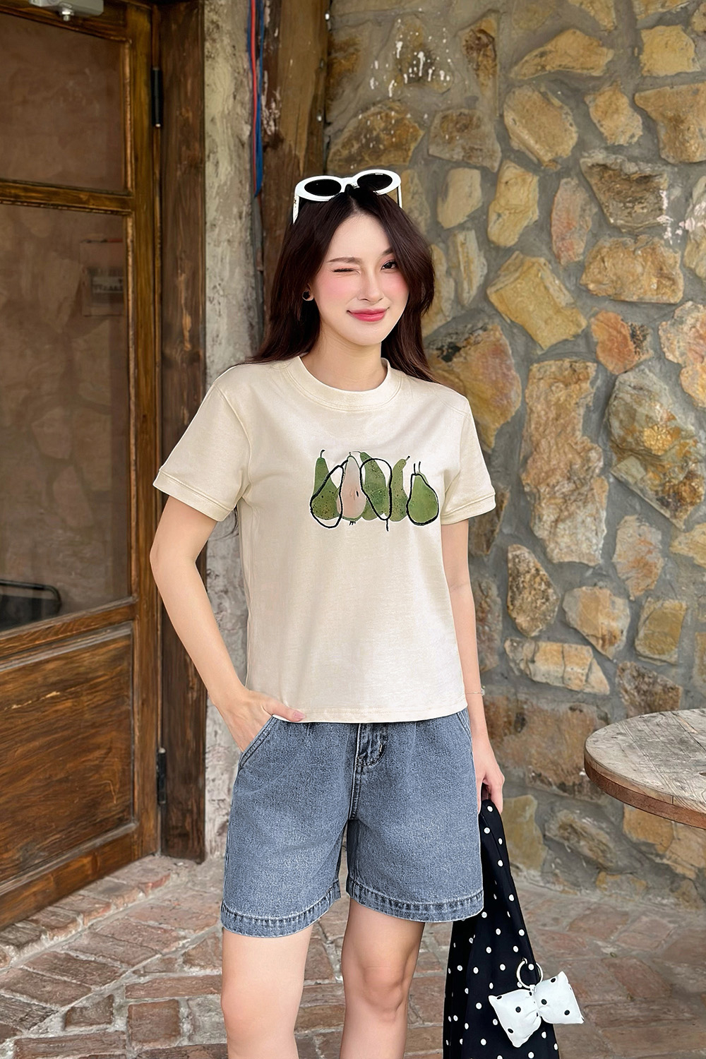 Áo thun nữ màu kem cổ tròn in họa tiết