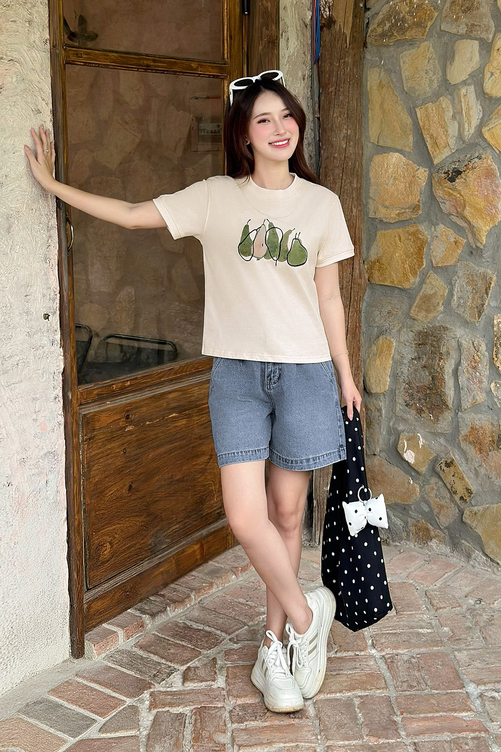 Áo thun nữ màu kem cổ tròn in họa tiết