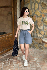 Áo thun nữ màu kem cổ tròn in họa tiết