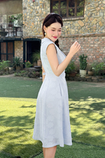 Đầm xòe hoa xanh sát nách phối đai eo