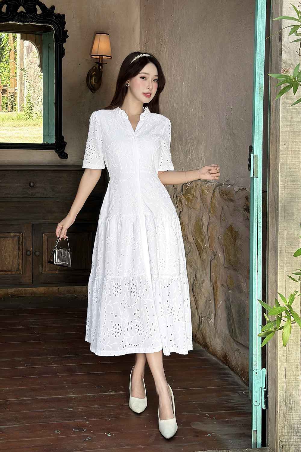 Đầm xòe trắng dáng dài chất xô thêu