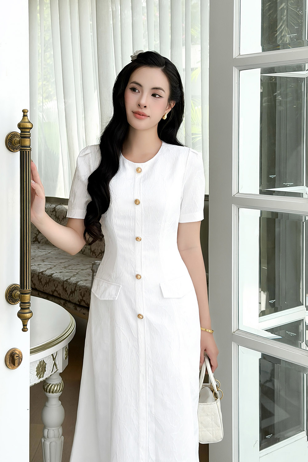 Đầm trắng dự tiệc dáng A dài đính nút