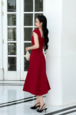 Đầm xòe đỏ dự tiệc vai bản to