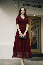 Đầm đỏ ren nhung dáng dài cổ V