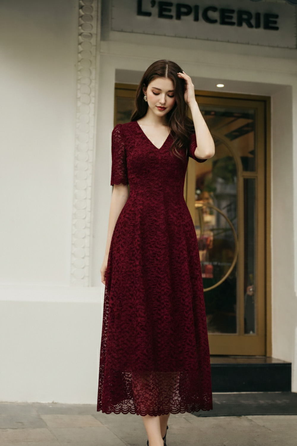 Đầm đỏ ren nhung dáng dài cổ V