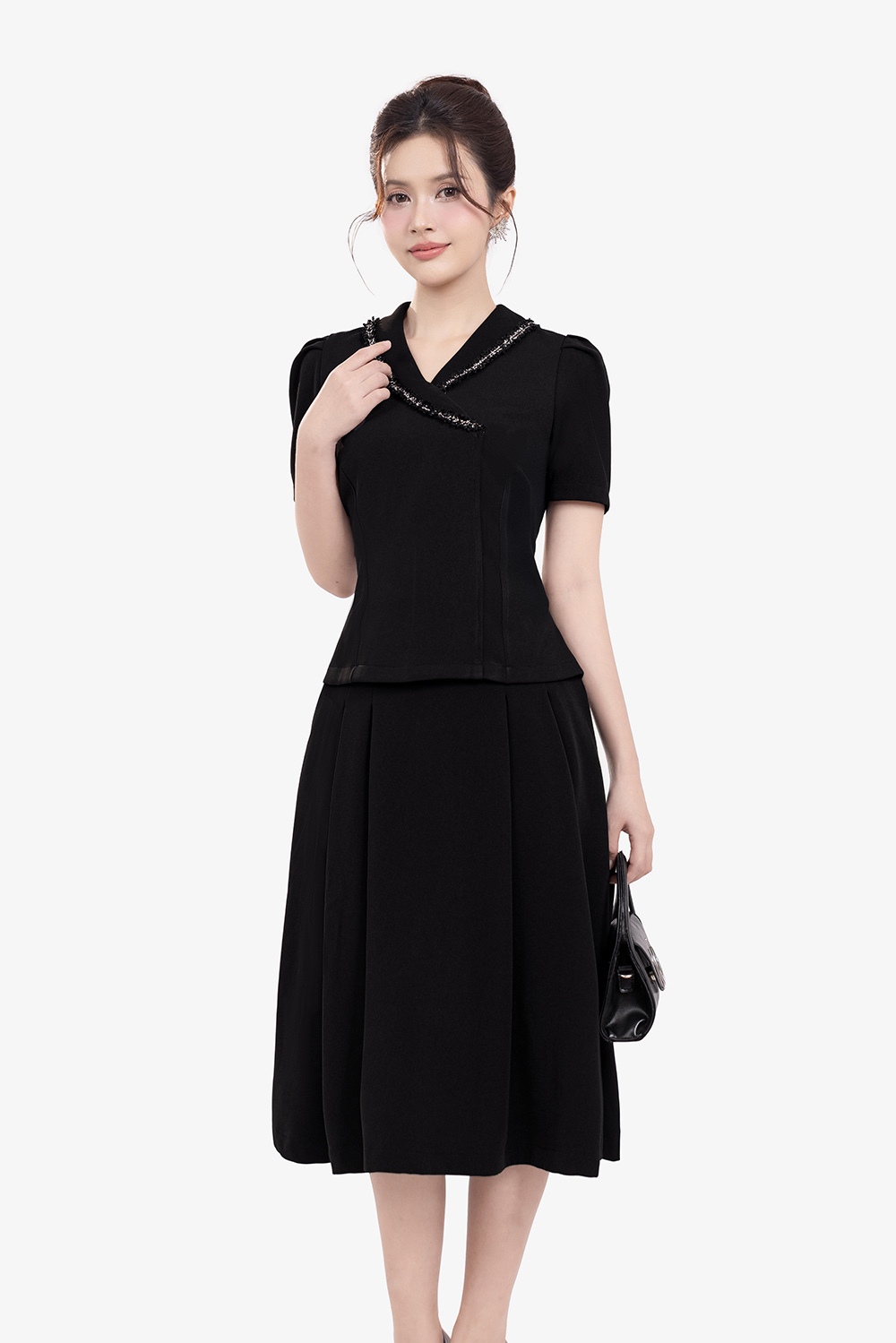 Áo đen công sở cổ vest phối viền