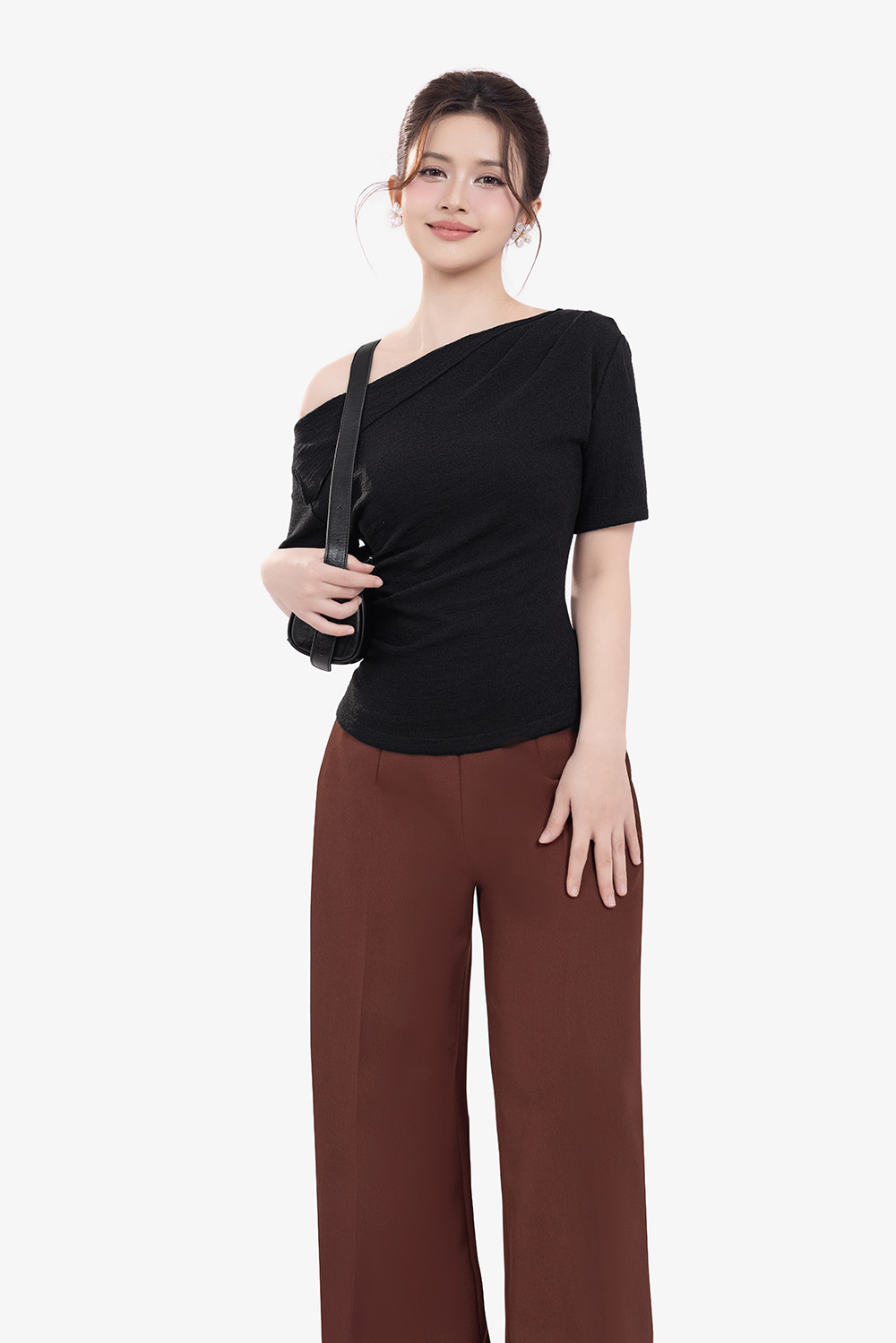 Áo thun nữ màu đen lệch vai