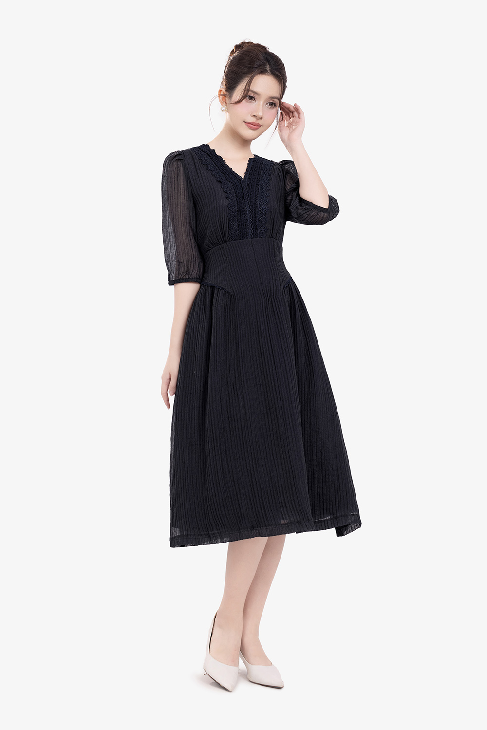 Đầm xòe tơ cổ V phối ren tay lỡ