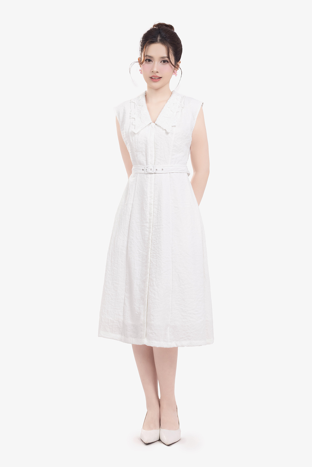 Đầm trắng dáng xòe kèm đai eo