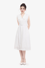 Đầm trắng dáng xòe kèm đai eo