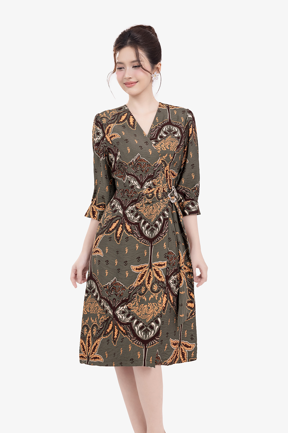 Đầm xòe họa tiết cổ V nhấn eo