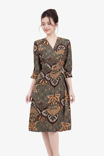 Đầm xòe họa tiết cổ V nhấn eo