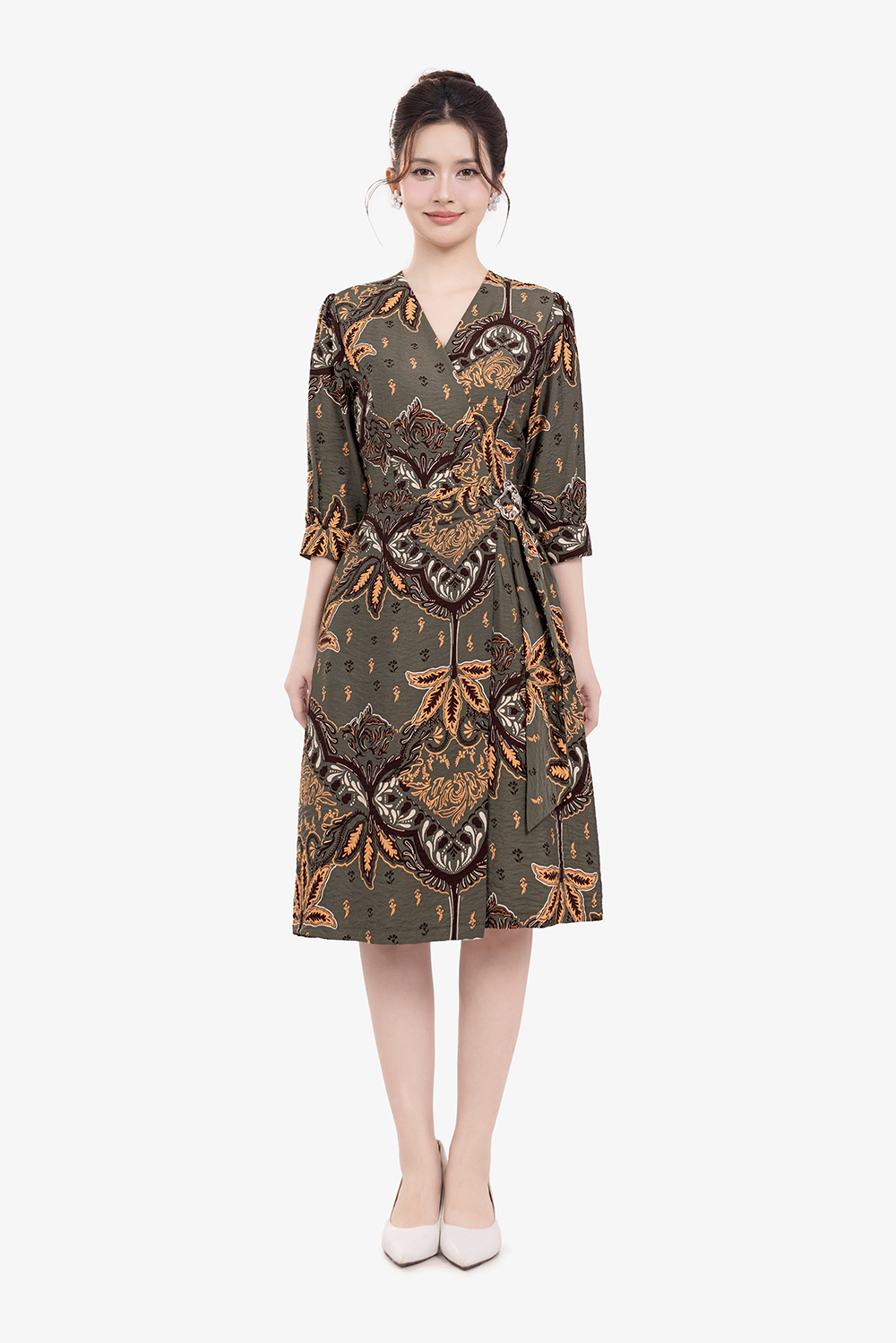 Đầm xòe họa tiết cổ V nhấn eo