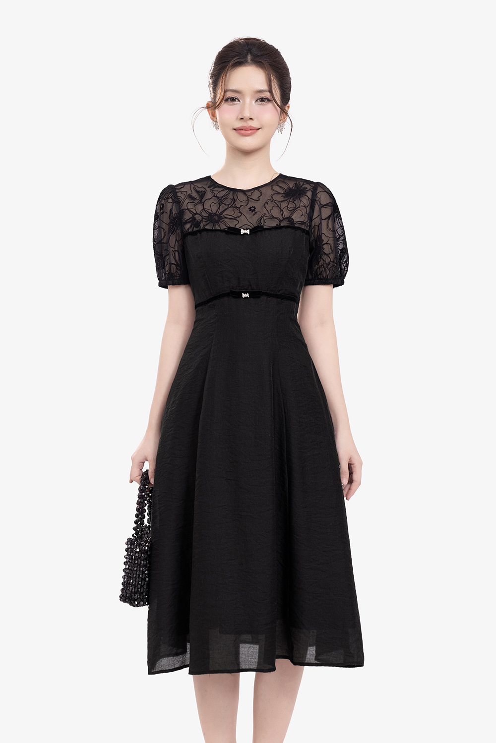 Đầm đen dáng xòe phối lưới hoa nhung