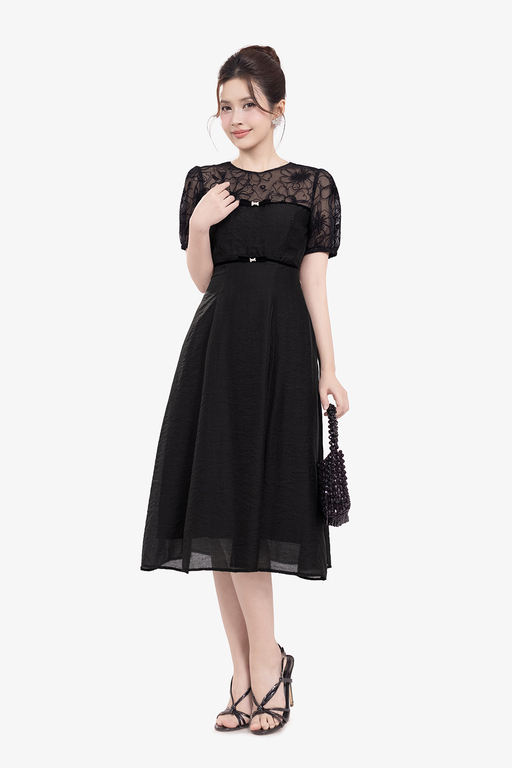 Đầm đen dáng xòe phối lưới hoa nhung