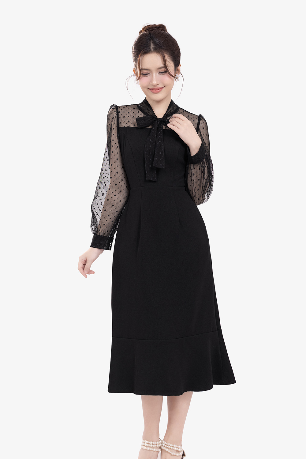 Đầm đen đuôi cá dáng dài phối lưới