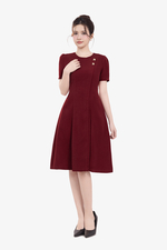 Đầm đỏ dự tiệc dáng xòe phối nút