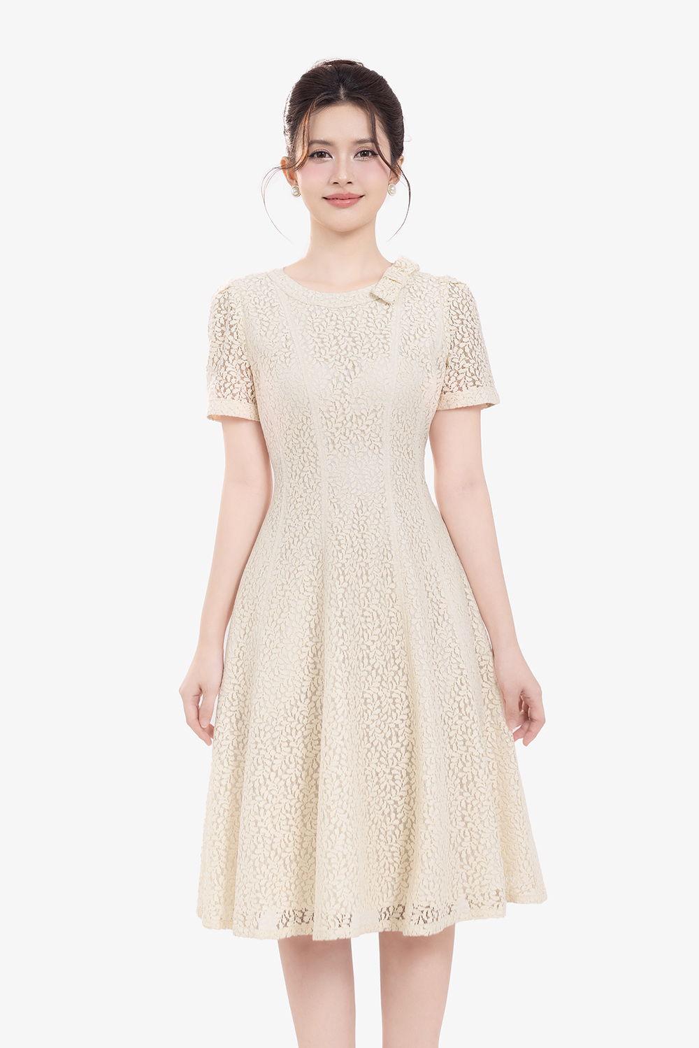 Đầm ren kem dự tiệc cổ tròn dáng xòe ngắn
