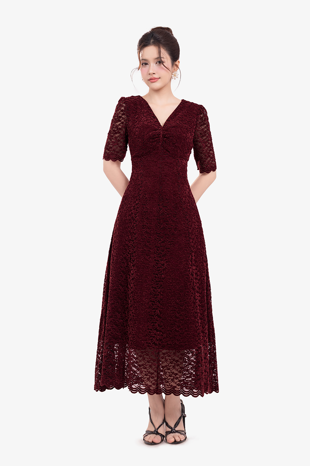 Đầm đỏ ren nhung dáng dài cổ V