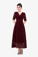 Đầm đỏ ren nhung dáng dài cổ V