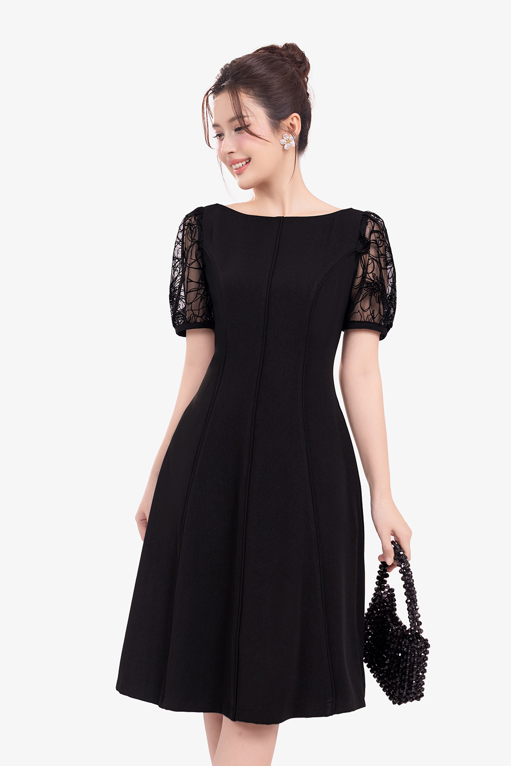 Đầm đen dáng chữ A tay ngắn phối ren