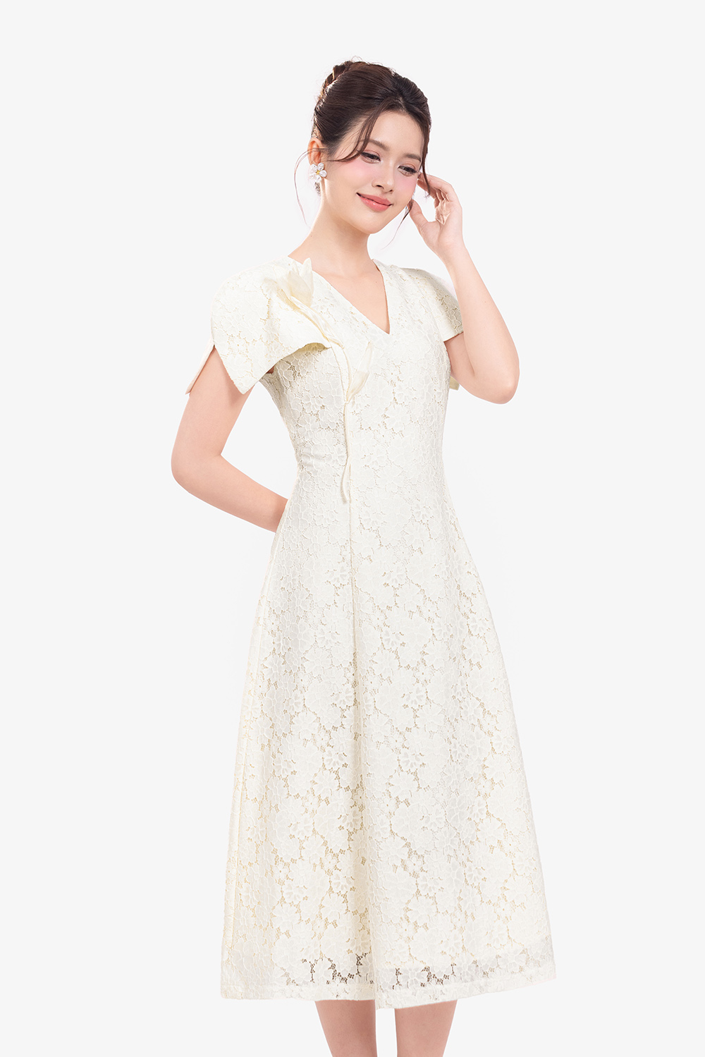 Đầm ren kem xòe dự tiệc cổ V đính hoa
