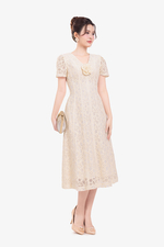 Đầm dự tiệc ren kem dáng xòe cổ V đính hoa