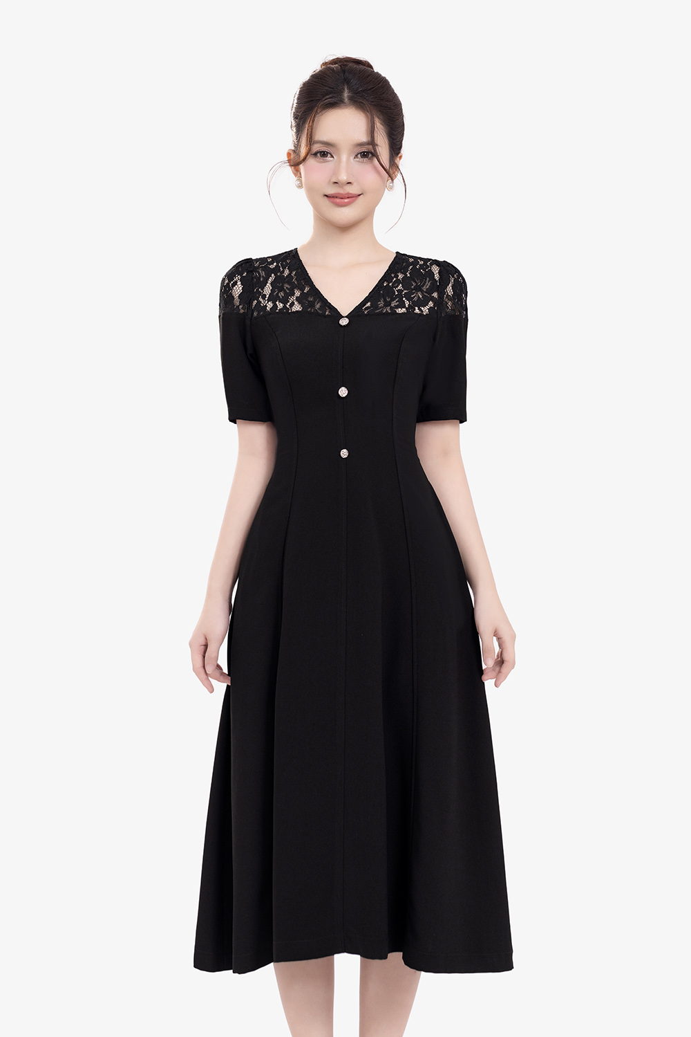 Đầm đen phối ren dáng xòe cổ V