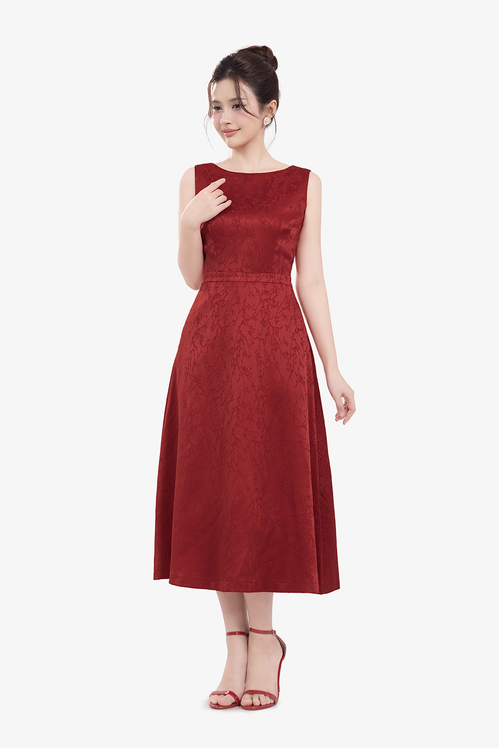 Đầm đỏ gấm dự tiệc dáng dài sát nách