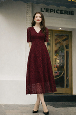 Đầm đỏ ren nhung dáng dài cổ V