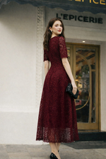 Đầm đỏ ren nhung dáng dài cổ V