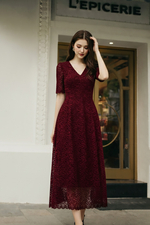 Đầm đỏ ren nhung dáng dài cổ V