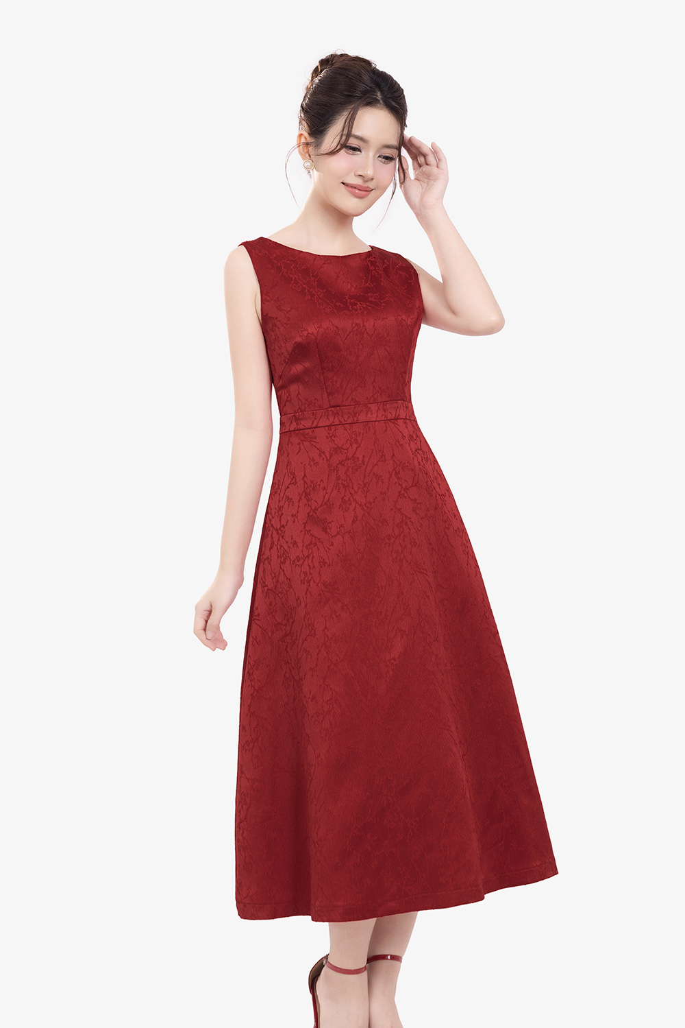 Đầm đỏ gấm dự tiệc dáng dài sát nách