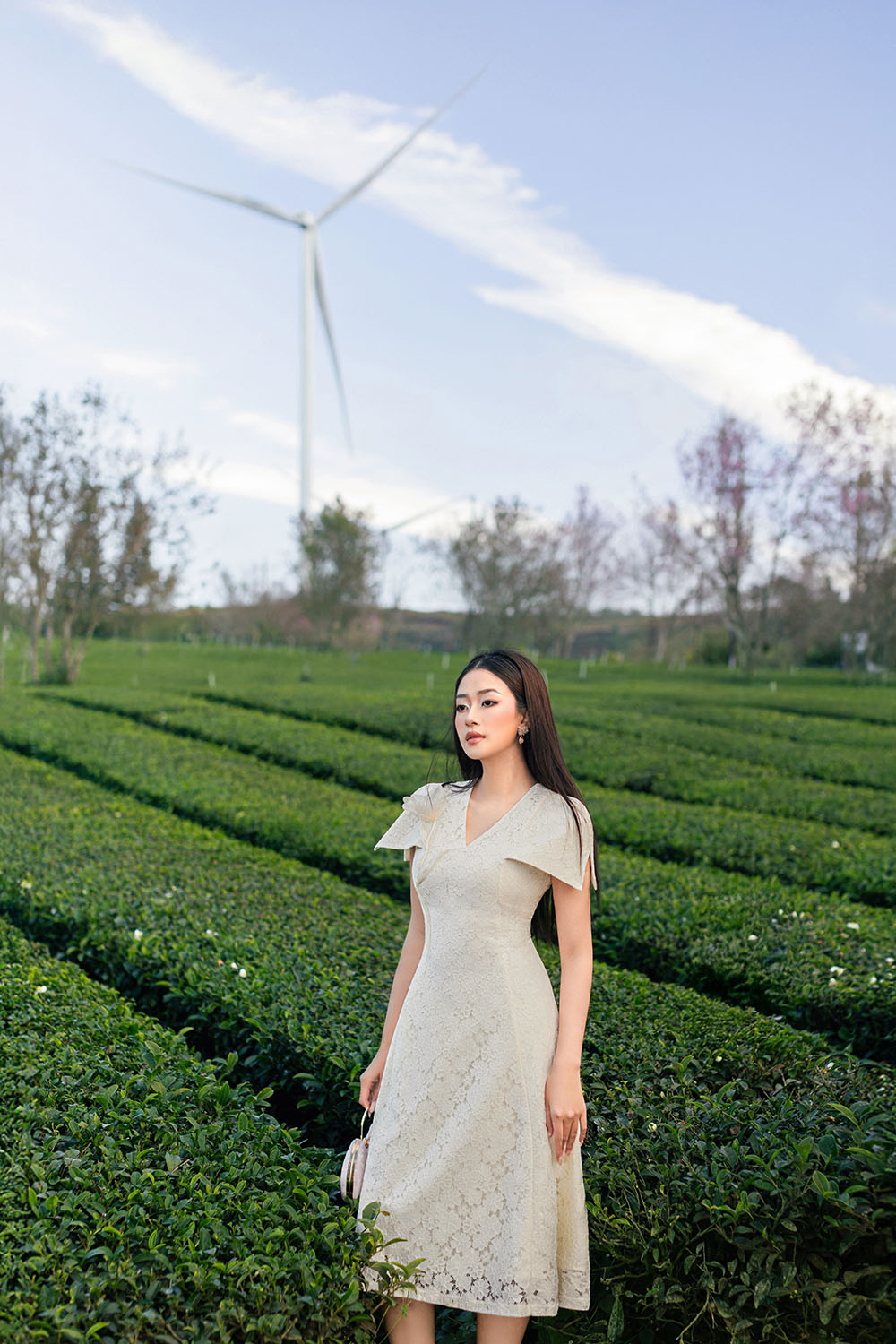 Đầm ren kem xòe dự tiệc cổ V đính hoa