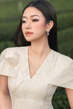 Đầm ren kem xòe dự tiệc cổ V đính hoa