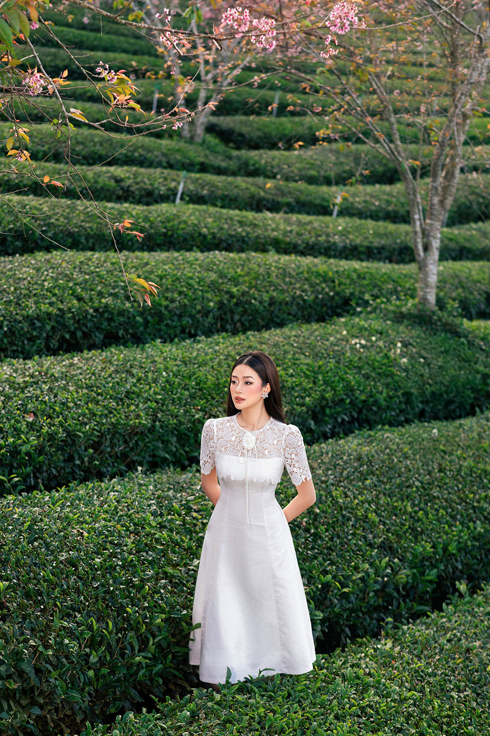 Đầm trắng dự tiệc phối ren đính hoa