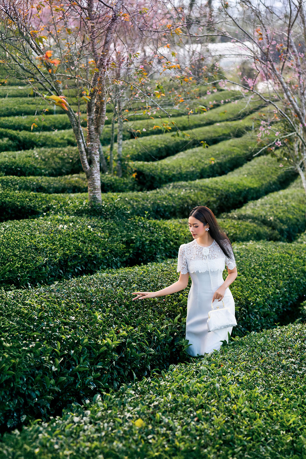 Đầm trắng dự tiệc phối ren đính hoa