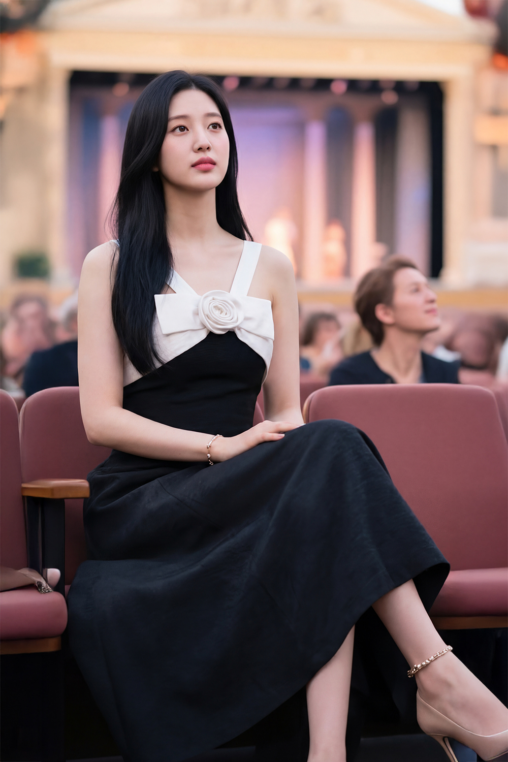 Đầm đen dự tiệc 2 dây đính nơ hoa trắng