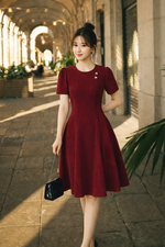 Đầm đỏ dự tiệc dáng xòe phối nút