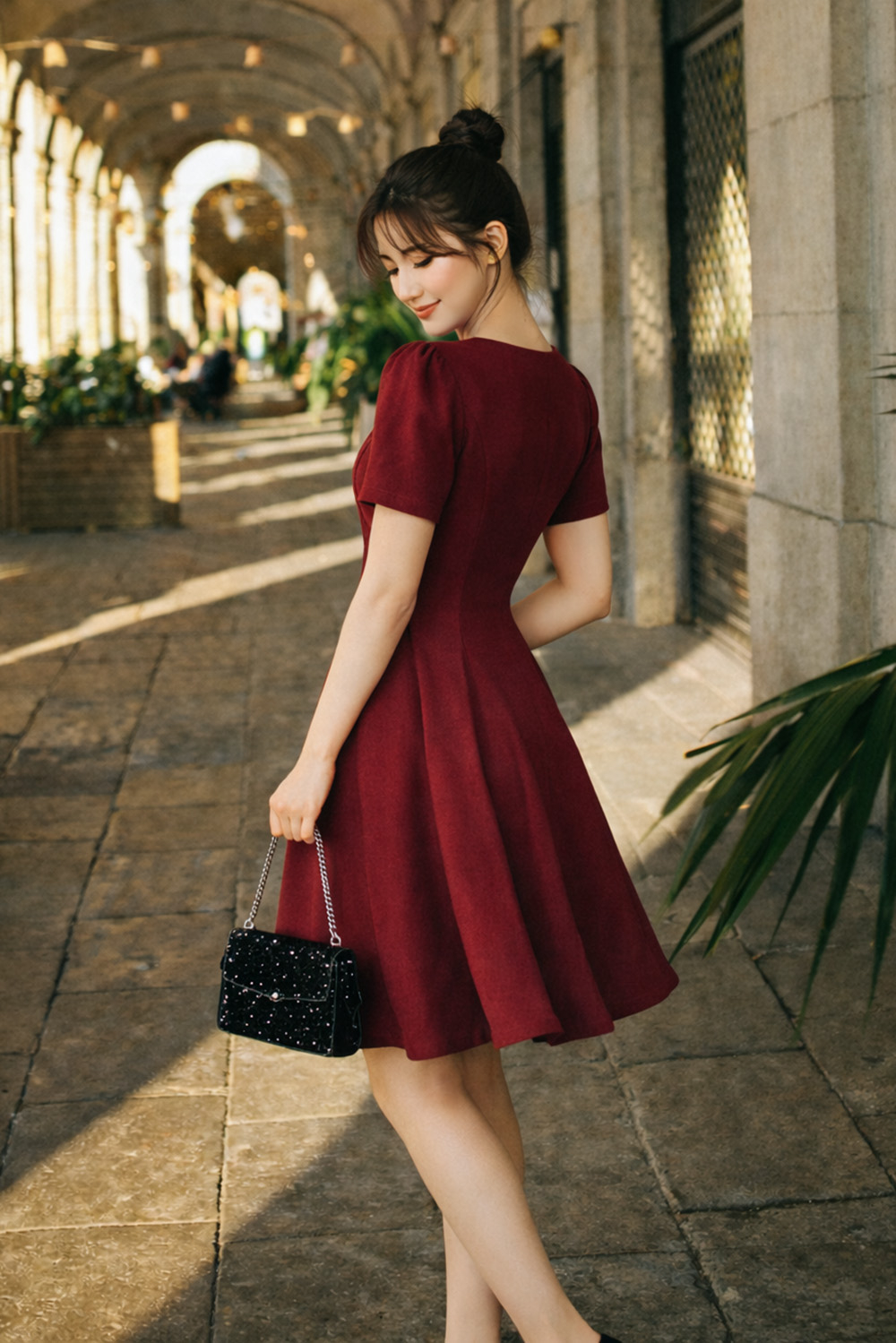 Đầm đỏ dự tiệc dáng xòe phối nút